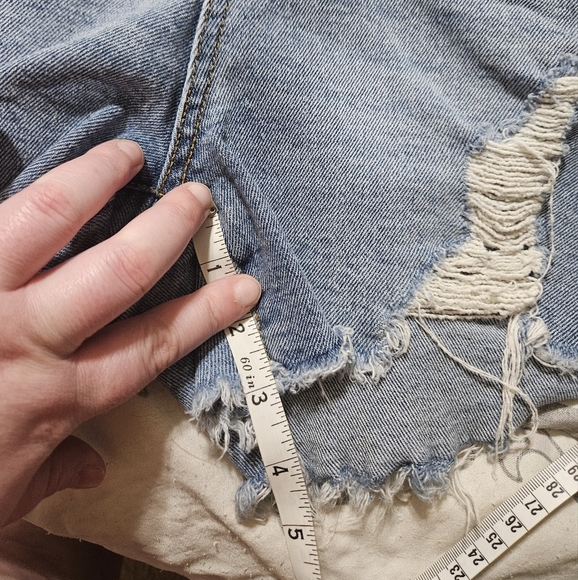 Kendall + kylie Cutoff the icon short jean shorts! - Picture 6 of 7